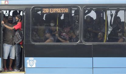 Un autobús público de Río, atestado de pasajeros, durante la pandemia, en marzo de 2021