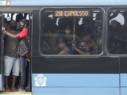 Passageiros em um BRT no Rio de Janeiro na última sexta-feira, 5 de março, quando a capital fluminense adotou medidas restritivas.