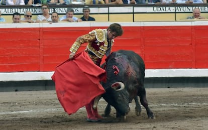 El Juli con su segundo toro de la sexta corrida de la Feria de Bilbao.