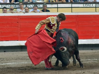 El Juli con su segundo toro de la sexta corrida de la Feria de Bilbao.