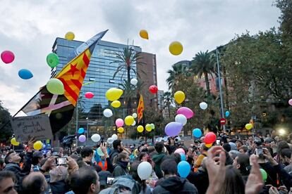 Varias decenas de personas lanzan globos al aire ante la sede de la consellería de Interior en Barcelona durante la concentración que los CDR han convocado ante dicho departamento para protestar por las actuaciones de los cuerpos de seguridad y las detenciones llevadas a cabo durante los incidentes de los últimos días.