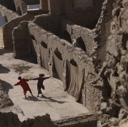 Dos niños refugiados afganos juegan junto a su casa en Kabul. Más de dos millones de refugiados en Pakistán retornaron a su país tras la caída del régimen de los talibanes. Afganistán, 31 de agosto de 2003.