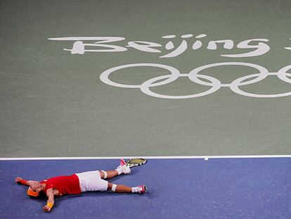 Rafa Nadal celebra su victoria tumbado en el suelo tras el último golpe ganador frente al chileno Fernando González.