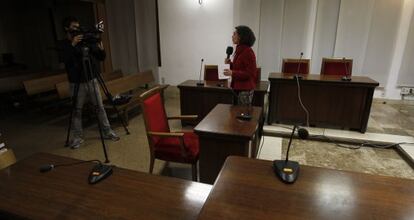 Una reportera y un c&aacute;mara de televisi&oacute;n graban en el interior de la sala de vistas de los juzgados de Palma de Mallorca en febrero de 2012.