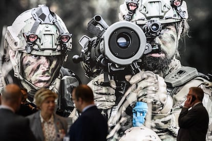 Cuatro delegados, en la feria de armamento DSEI celebrada en Londres en 2019.