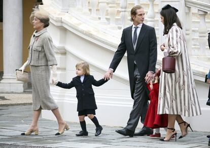 Carolina de Mónaco, con su nieto Sacha y los padres de este Andrea y Tatiana Casiraghi, que llevan de la mano a la pequeña India.