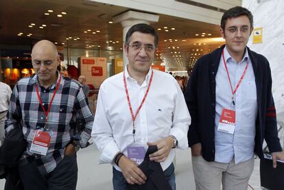 Patxi López, flanqueado por Rodolfo Ares (izquierda) y Eduardo Madina, ayer en la conferencia del PSOE.