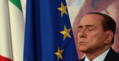 El primer ministro italiano, Silvio Berlusconi, ayer, en la comparecencia para anunciar la aceleración del plan de ajuste fiscal.