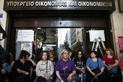 Un grupo de limpiadoras del Ministerio de Economía protesta contra su despido ante la sede de este departamento.