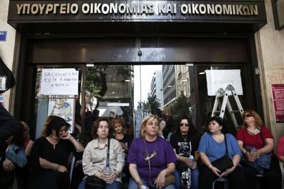 Un grupo de limpiadoras del Ministerio de Econom&iacute;a protesta contra su despido ante la sede de este departamento.