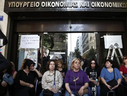 Un grupo de limpiadoras del Ministerio de Econom&iacute;a protesta contra su despido ante la sede de este departamento.