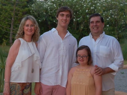 Blanca junto a sus padres y su hermano.