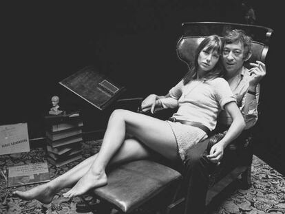 Jane Birkin y Serge Gainsbourg en su casa de París.