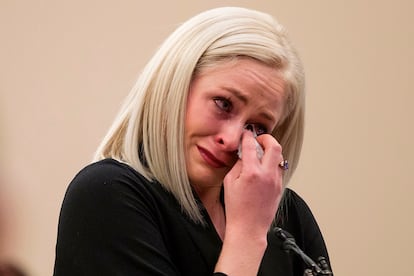 Olivia Cowa se seca las lágrimas mientras le cuenta a la jueza cómo se produjeron los abusos.
