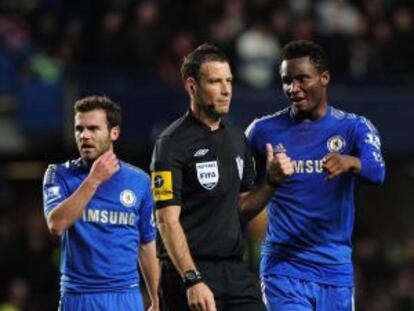 Mikel habla con el colegiado en el partido.