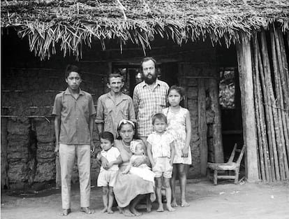 El antropólogo alemán Jürgen Riester en 1964 con los indígenas guarasu'we.