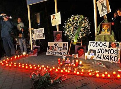 Flores y velas a las puertas del Balcón de Rosales en memoria del joven asesinado.