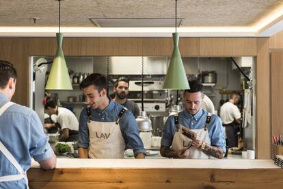 Cocina del restaurante Lav, del chef Javier del Blanco, en el hotel Alfonso V de Le&oacute;n. 