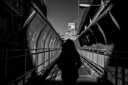 Las siluetas de los viandantes se reflejan en los pasillos del Puente de Williamsburg, en Brooklyn. 