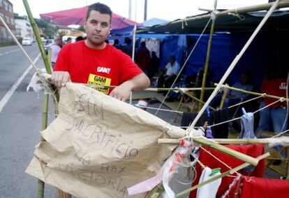 Aitor Gómez, en el campamento que ha montado con sus compañeros de GAM Aldaiturriaga para exigir el mantenimiento de los empleos.