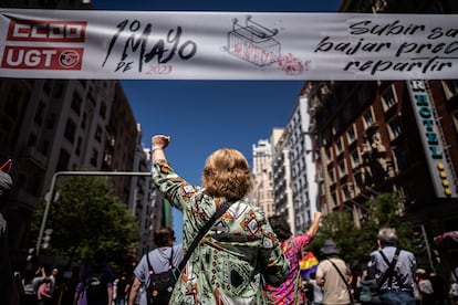 Una mujer participa en la manifestación por Día del Trabajo en la Gran Vía de Madrid. 
