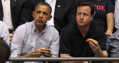 Barack Obama y David Cameron en un partido de baloncesto en Ohio. 