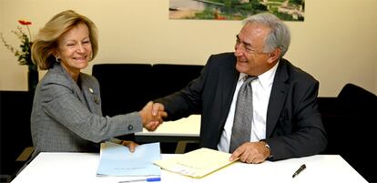 La vicepresidenta económica, Elena Salgado, saluda al presidente del FMI, Dominque Strauss-Kahn, en la cumbre de Estambul.