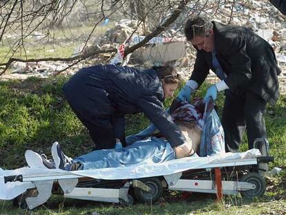 Los forenses levantan el cadáver localizado esta mañana en el distrito madrileño de la Latina.