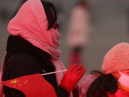 Una mujer y su hija, con mascarillas, cruzan la plaza de Tiananmen de Pek&iacute;n el 30 de enero de este a&ntilde;o.
