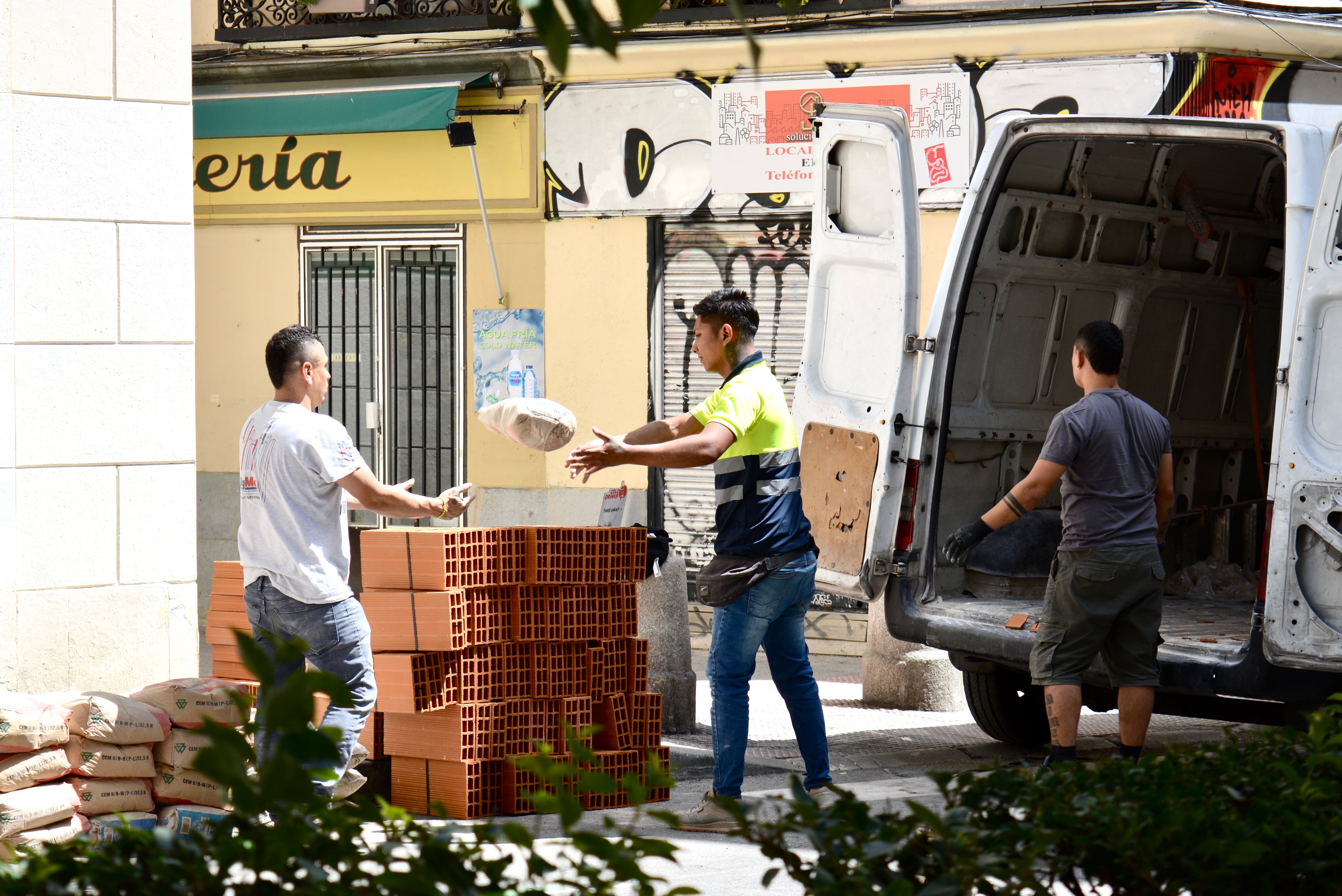 Trabajadores en el centro de Madrid en julio.