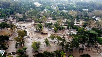 Esta foto aérea proporcionada por el departamento de bomberos de Santa Bárbara muestra la inundación de barro que ha afectado a Montecito, California, el 10 de enero de 2018.