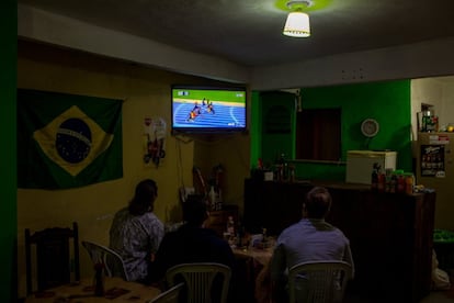 Imagen del interior de una favela durante la carrera de los 100 metros.