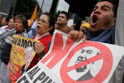 Partidarios de Andrés Manuel López Obrador corean eslóganes contra Felipe Calderón en una protesta el lunes en México.