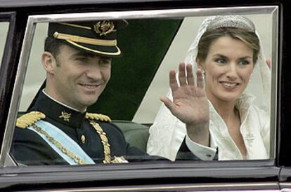 Los príncipes de Asturias saludan desde el vehículo en el que recorrieron las principales calles del centro de Madrid.