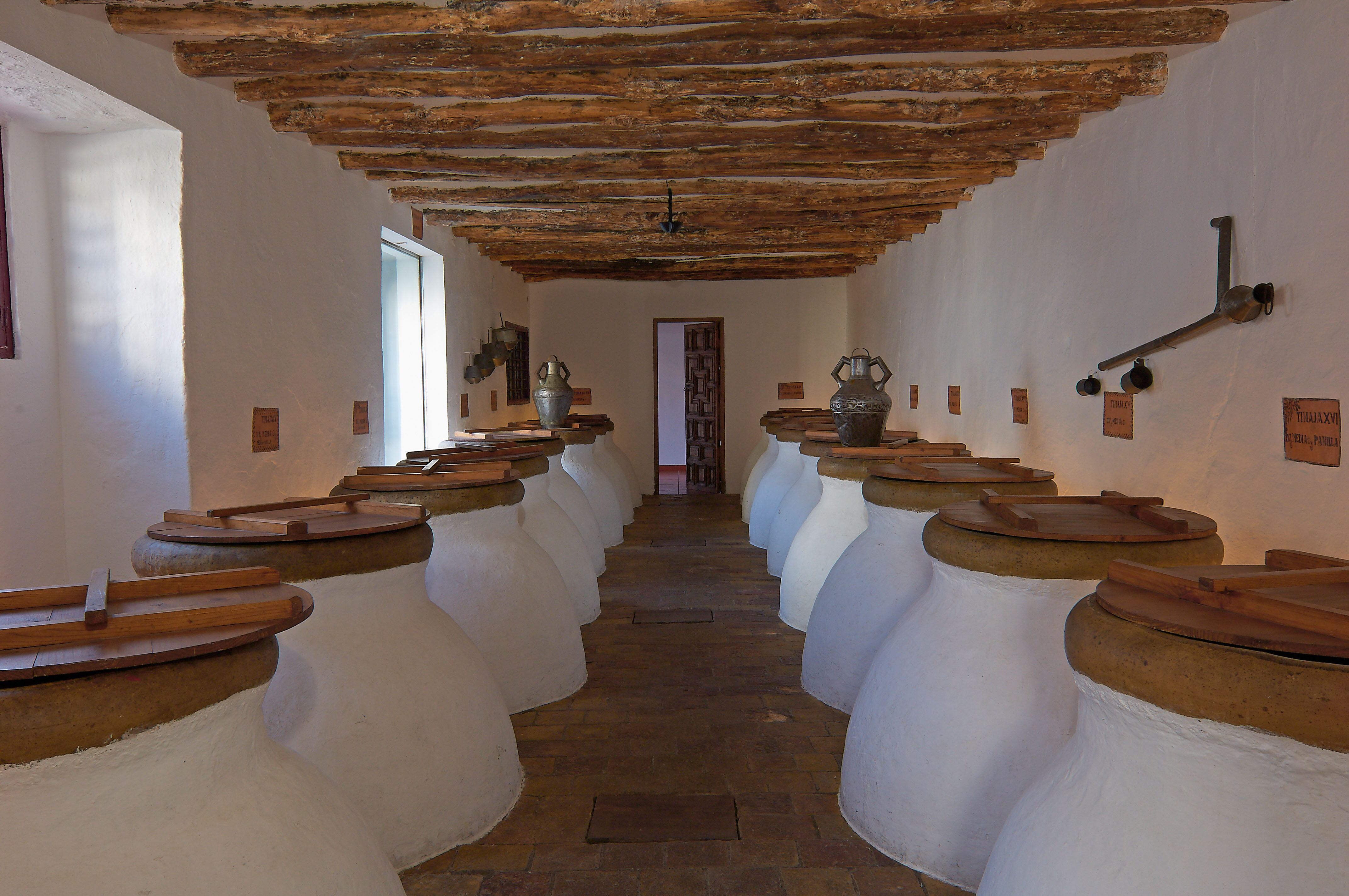 Tinajas de aceite de oliva en la almazara Núñez de Prado. 