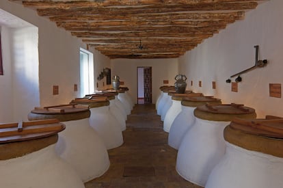Tinajas de aceite de oliva en la almazara Núñez de Prado. 