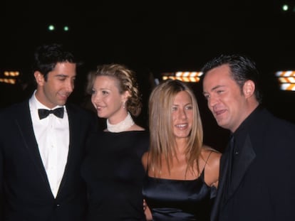 David Schwimmer, Lisa Kudrow, Jennifer Aniston y Matthew Perry, en la alfombra roja de los People`s Choice Awards, en Los Ángeles (California), el 9 de enero del 2000.