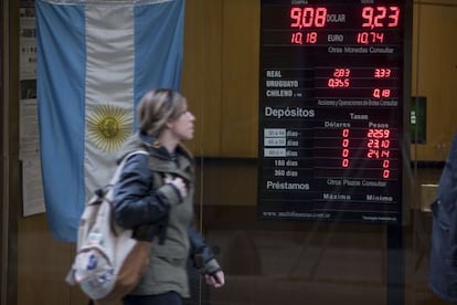 Una casa de cambio en el centro de Buenos Aires exhibe la cotización oficial del dólar.