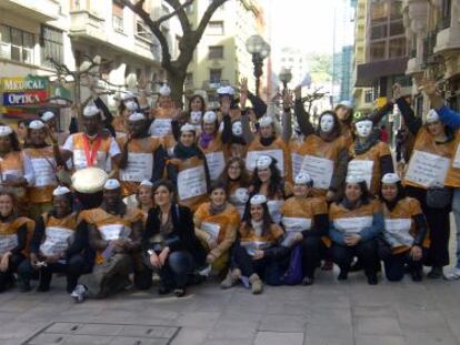 Participantes en un 'flashmob' para conmemorar el Día Internacional de la Mujer celebrado esta mañana en la calle Ercilla, en Bilbao.