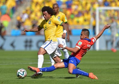 Alexis intenta cortar el avance de Marcelo.