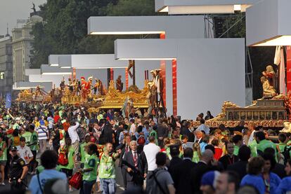 Miles de personas participaron en el vía crucis que recorrió ayer el centro de Madrid con motivo de la Jornada Mundial de la Juventud.