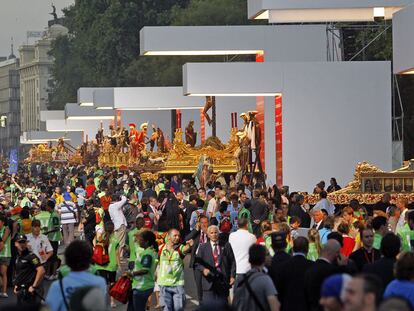 Miles de personas participaron en el vía crucis que recorrió ayer el centro de Madrid con motivo de la Jornada Mundial de la Juventud.