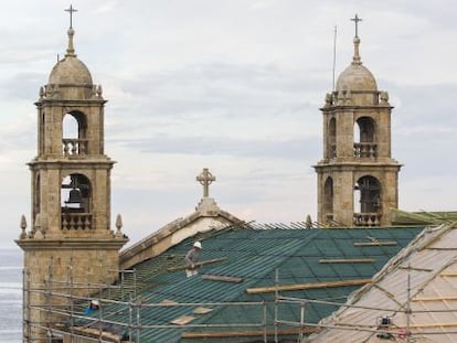 Obras de reparación de la cubierta del santuario.