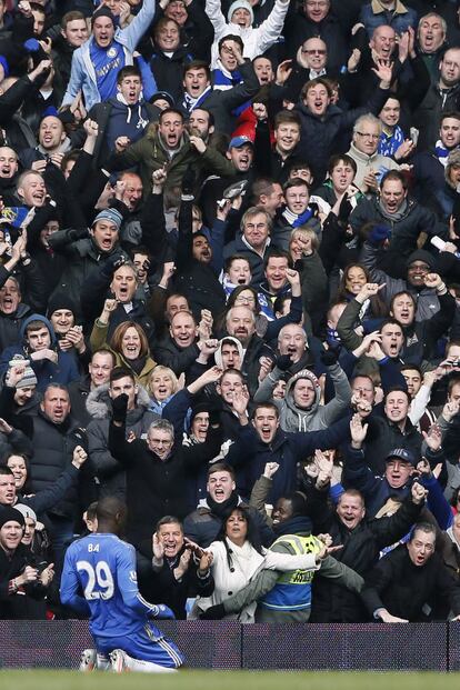 Demba Ba celebra su gol.