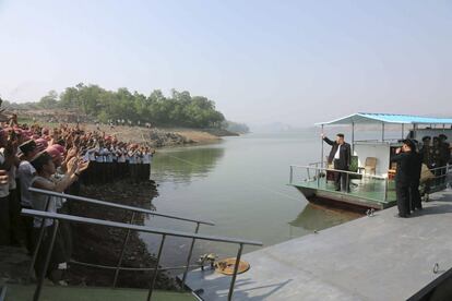 El líder norcoreano Kim Jong es aclamado durante su visita a las obras de construcción de un resort para científicos en Pyongyang.