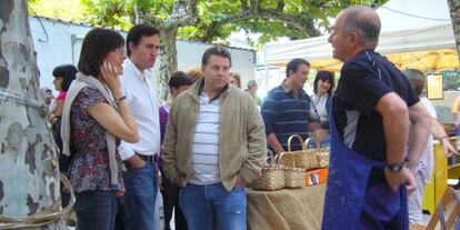 Juan Antonio Extremera y Óscar Álvarez, segundo y tercero por la izquierda, con vecinos de Etxarri-Aranatz, en las fiestas locales del municipio de 2013.