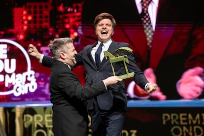 El periodista Marc Giró recibe el Ondas de manos de Aimar Bretos, a mejor contenido de proximidad de televisión por su programa Latexeu.