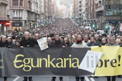 Los cinco directivos del diario <i>Egunkaria</i> absueltos hoy encabezan una manifestación en Bilbao el pasado 19 de diciembre. A la izquierda, con el periódico en la mano, su director, Martxelo Otamendi.