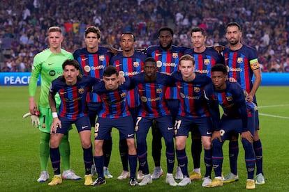 El equipo del Barcelona posa antes de un encuentro esta temporada en el Camp Nou.