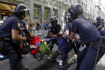 La policía carga contra los concentrados en el paseo del Prado, que se resisten a abandonar sus puestos.